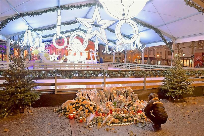 Mit niedergelegten Blumen, Kerzen und Kuscheltieren gedachten in den Tagen nach dem Unglück zahlreiche Menschen des verstorbenen Jungen
