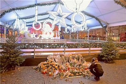 Mit niedergelegten Blumen, Kerzen und Kuscheltieren gedachten in den Tagen nach dem Unglück zahlreiche Menschen des verstorbenen Jungen
