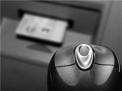 Mit nur einem unvorsichtigen Mausklick kann ein Nutzer sehr viel Schaden anrichten. Cyberkriminelle werden immer dreister in ihren Versuchen, normale Bürger um ihre persönlichen Daten oder Geld zu bringen. 
