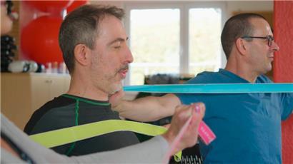 Mit physiotherapeutischen Übungen kann positiv auf die Krankheit eingewirkt werden
