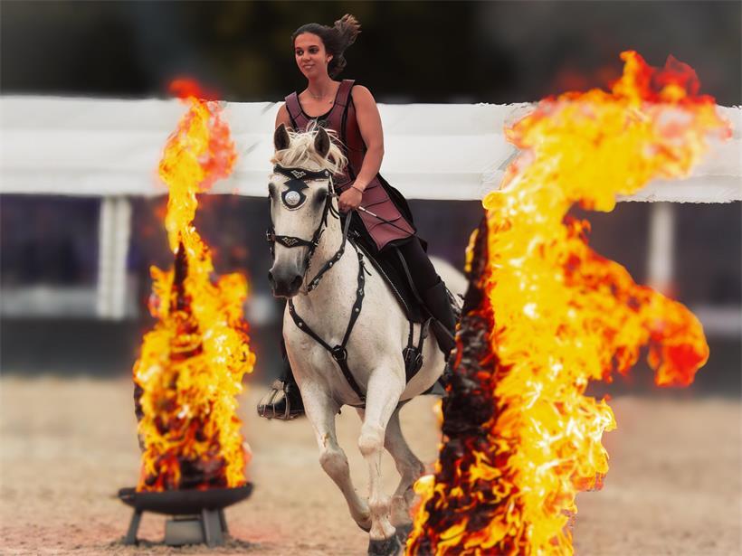 Jamie reitet den eleganten Lusitano Carbono beim Sprung über brennendes Hindernis bei den Réiser Päerdsdeeg.