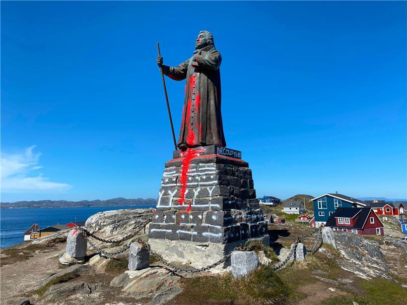 Mit roter Farbe und dem Schriftzug „Entkolonisieren!“ versehen: Die Statue des dänischen Missionars Hans Egede in der Hauptstadt Nuuk  ist zum Angriffsziel geworden
