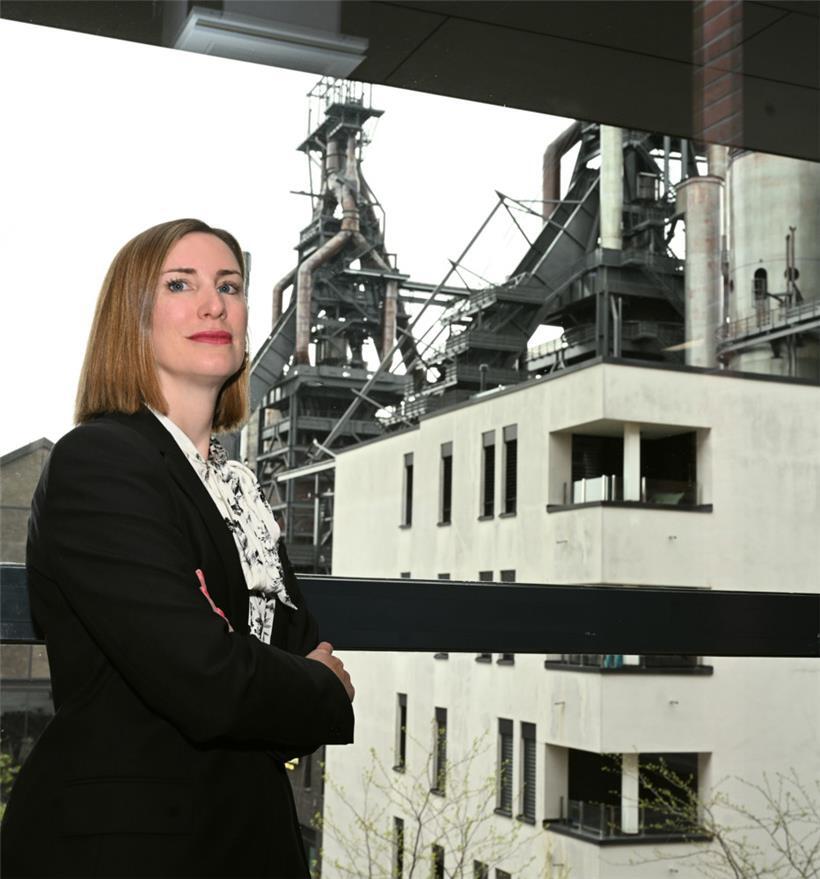Mit schöner Aussicht und reichlich Zuversicht: Michelle Cloos im Editpress-Büro vor der Belvaler Hochofen-Kulisse
