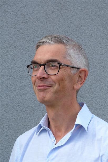 Mit seinem Roman „The Treasury of Tales“ war Robert Schofield einer der fünf Shortlist-Kandidaten des diesjährigen „Prix Servais“. Der Preis ging aber Ende April an Ulrike Bail für ihren Gedichtband „wie viele faden tief“.
