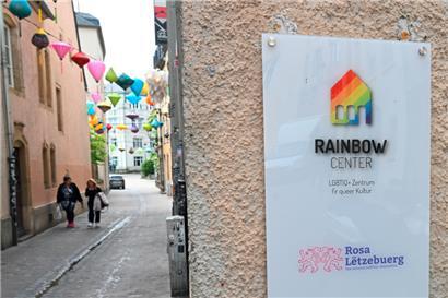 Mit seinen Regenbogenfarben fügt sich das Zentrum für queere Kultur perfekt in die Umgebung in der rue St-Esprit ein
