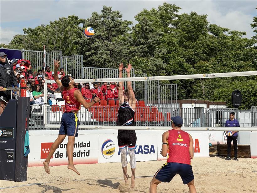 Nationalspieler Steve Weber zeigt seine Hallenfußball-Qualitäten beim Beachsoccer im Sandspiel