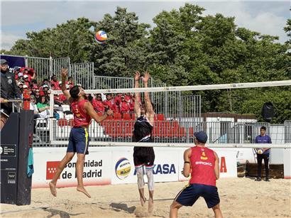 Nationalspieler Steve Weber zeigt seine Hallenfußball-Qualitäten beim Beachsoccer im Sandspiel