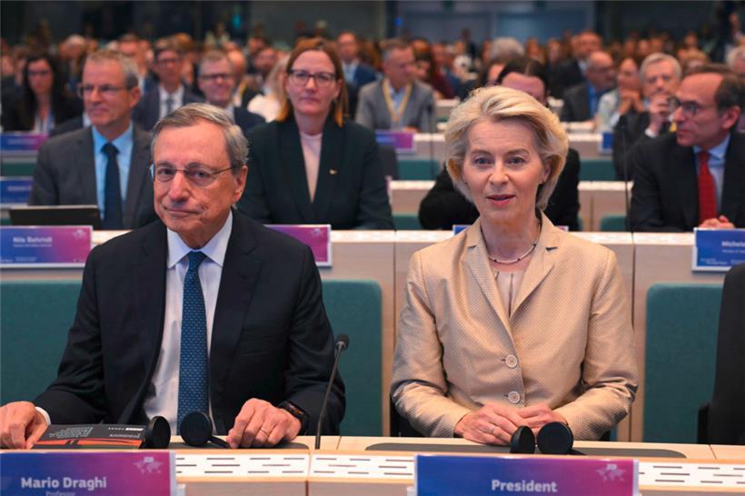 Mit seiner Kritik hatte der frühere Chef der Europäischen Zentralbank, Mario Draghi (l.), vermutlich auch die EU-Kommissionspräsidentin Ursula von der Leyen (r.) im Blick
