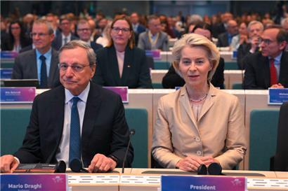 Mit seiner Kritik hatte der frühere Chef der Europäischen Zentralbank, Mario Draghi (l.), vermutlich auch die EU-Kommissionspräsidentin Ursula von der Leyen (r.) im Blick
