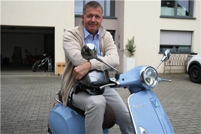 Mit seiner Vespa besucht Michel Gloden die neun Dörfer seiner Gemeinde Schengen. Alles in allem sei sein Amt mehr als ein Vollzeitposten. Aufgrund der Regelung des politischen Urlaubs muss der Mosel-Bürgermeister aber noch zwei Tage die Woche im CNS-Büro in Mondorf arbeiten. Das sei nicht mehr zeitgemäß, sagt er und plädiert für die Schaffung von…
