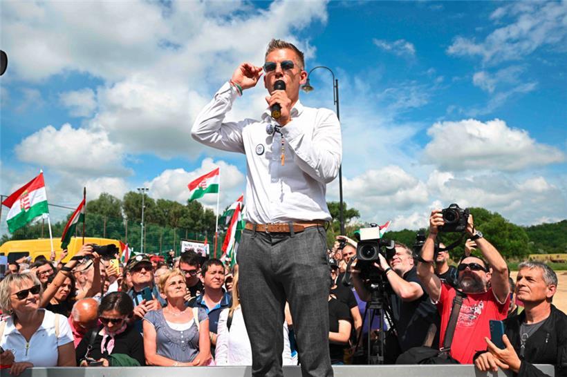 Mit seiner neu gegründeten Partei Tisza (Respekt und Freiheit) fordert Peter Magyar (M.) den ungarischen Regierungschef Viktor Orban und dessen Fidesz bei den Europawahlen heraus
