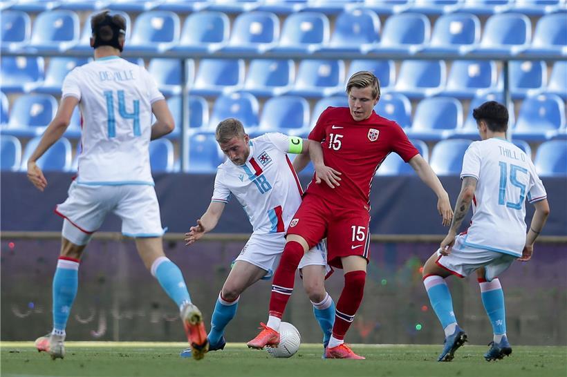 Mit vereinten Kräften wollen die Luxemburger Nationalspieler den EM-Teilnehmer Schottland am Sonntag in Schach halten

