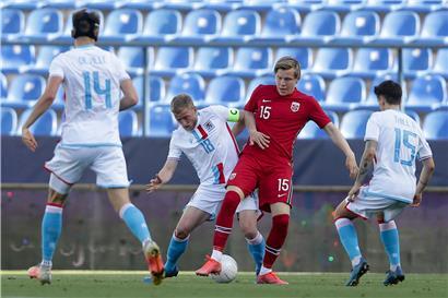 Mit vereinten Kräften wollen die Luxemburger Nationalspieler den EM-Teilnehmer Schottland am Sonntag in Schach halten
