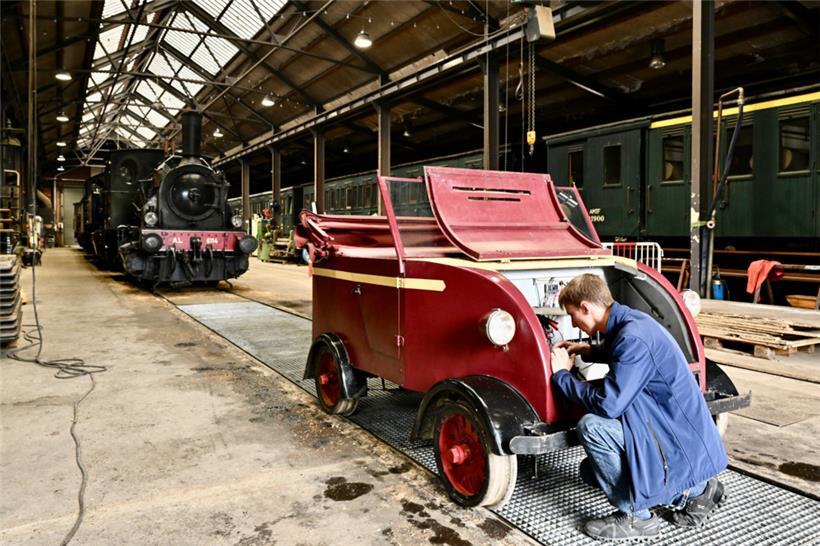 Mit viel Sorgfalt wird im „Fonds-de-Gras“ historisches Schienenmaterial instand ...
