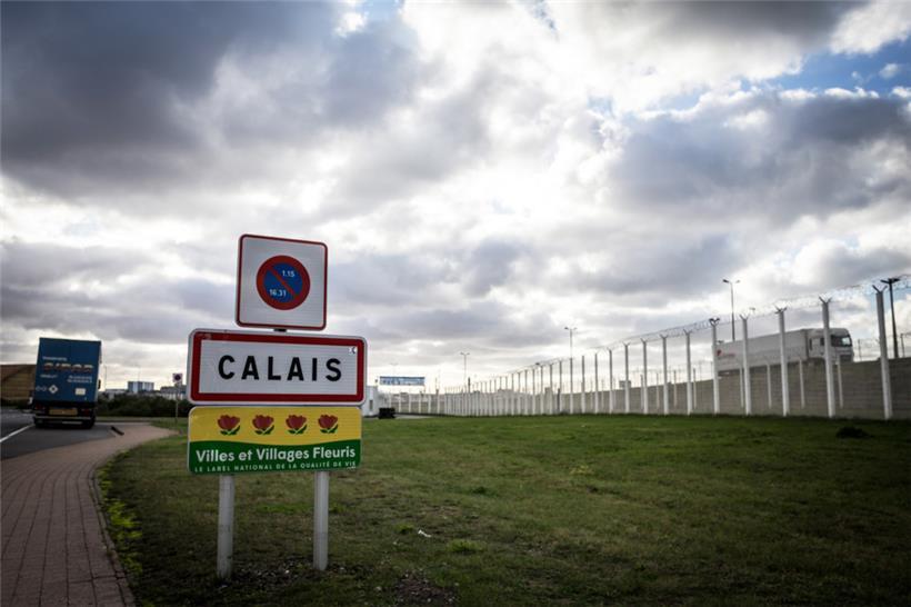 Mit von Stacheldraht überzogene Zäune säumen die Zufahrtsstraßen zum Hafen von Calais. Sie wurden von der britischen Regierung finanziert und sollen die Migranten davon abhalten, zu den Lastwagen und Zügen zu gelangen. 
