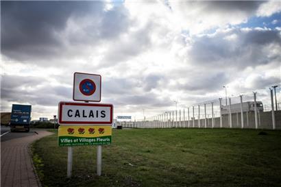 Mit von Stacheldraht überzogene Zäune säumen die Zufahrtsstraßen zum Hafen von Calais. Sie wurden von der britischen Regierung finanziert und sollen die Migranten davon abhalten, zu den Lastwagen und Zügen zu gelangen. 
