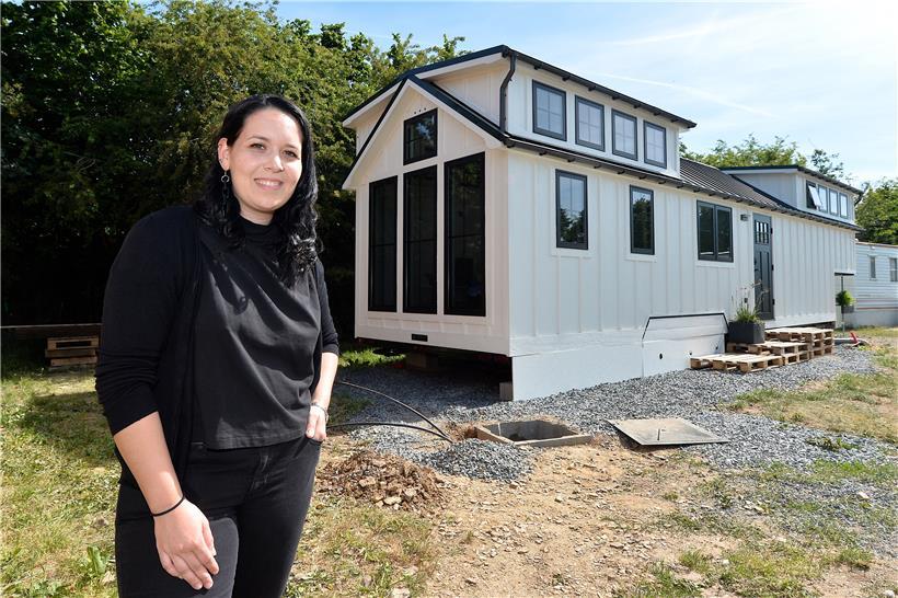 Mit wesentlich mehr Platz als erwartet zeigt sich das Tiny House von Tammy Schuh auf dem Camping „Fuussekaul“ in Heiderscheid
