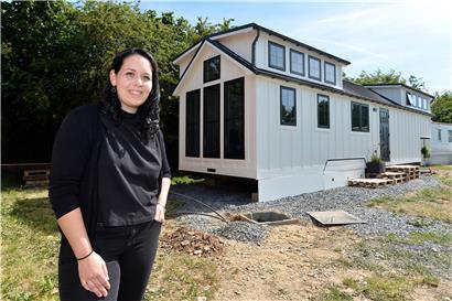 Mit wesentlich mehr Platz als erwartet zeigt sich das Tiny House von Tammy Schuh auf dem Camping „Fuussekaul“ in Heiderscheid
