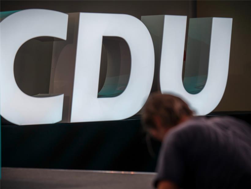 Mitarbeiter bereiten die Halle für den CDU Bundesausschuss vor
