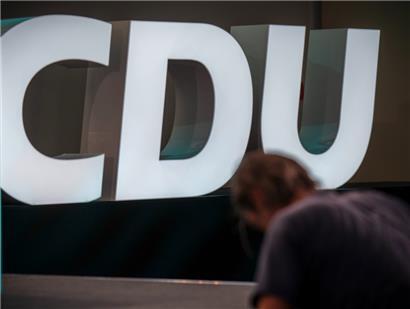 Mitarbeiter bereiten die Halle für den CDU Bundesausschuss vor
