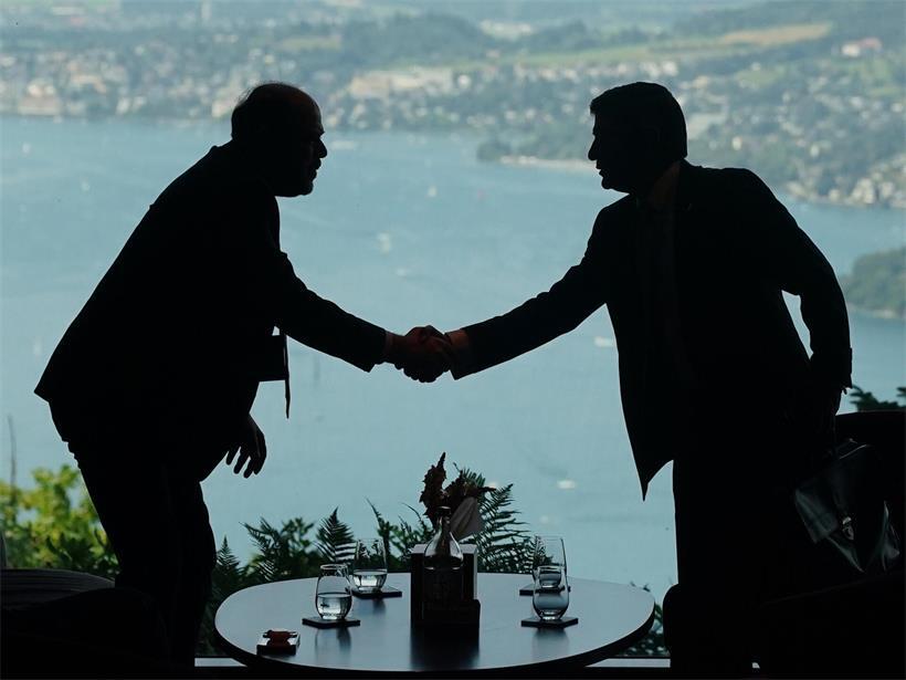 Mitarbeiter der Delegationen aus USA, Iran, Pakistan und Katar treffen sich in der Lobby des Bürgenstock Resorts am Vierwaldstättersee.
