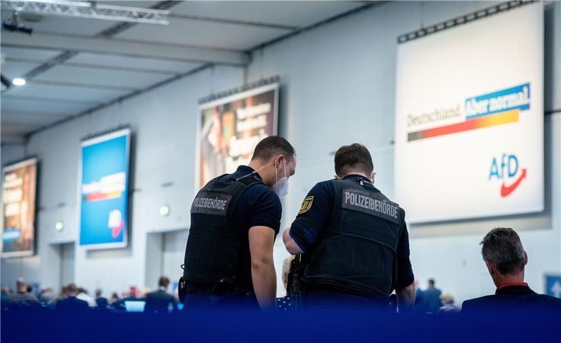 Mitarbeiter der Polizeibehörde überwachten auf dem Parteitag der AfD die Einhaltung deutscher Gesetze in Sachen Gesundheitsschutz
