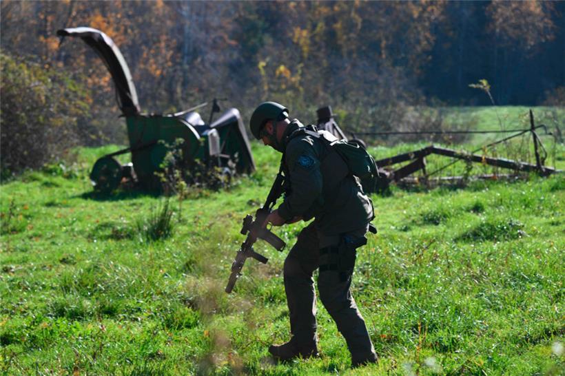 Mitarbeiter der Strafverfolgungsbehörden durchsuchen am 27. Oktober 2023 nach einer Massenerschießung in Lewiston (Maine) die Gegend um Monmouth (Maine)
