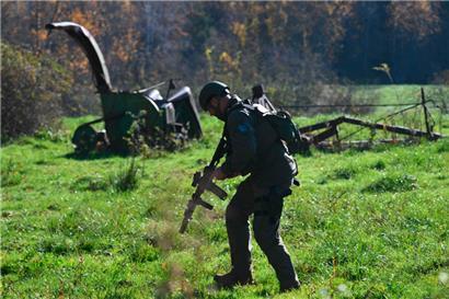 Mitarbeiter der Strafverfolgungsbehörden durchsuchen am 27. Oktober 2023 nach einer Massenerschießung in Lewiston (Maine) die Gegend um Monmouth (Maine)
