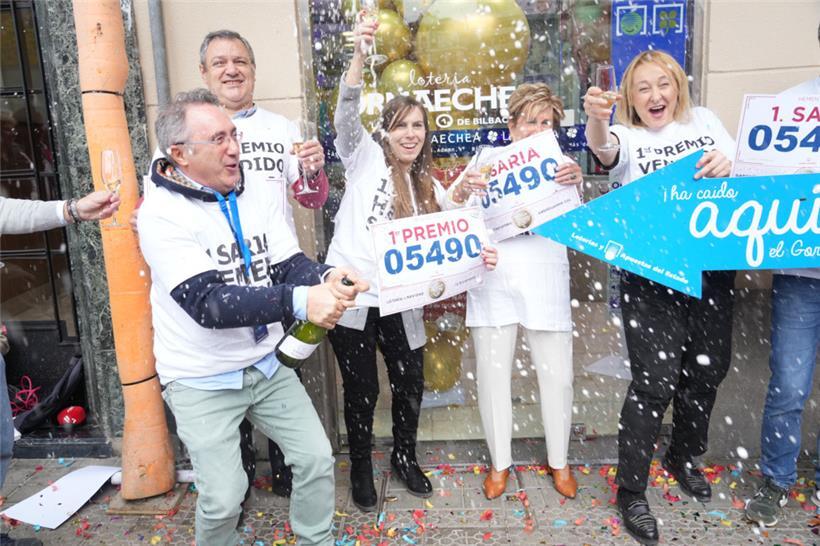 Mitarbeiter der Verwaltung in der Straße Alameda Urquijo feiern, dass sie einen Teil der Siegernummern verkauft haben. 
