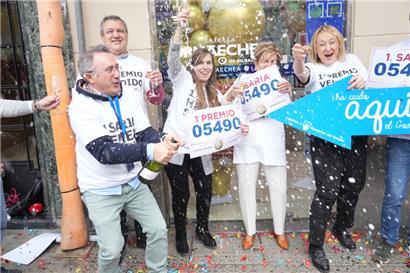 Mitarbeiter der Verwaltung in der Straße Alameda Urquijo feiern, dass sie einen Teil der Siegernummern verkauft haben. 
