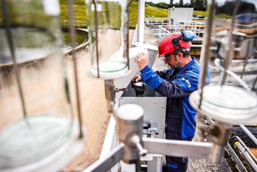 Mitarbeiter der Wasserbehörde Hollandse Delta installieren PFAS-Messgeräte in Dordrecht zur Überwachung von Chemours-Emissionen im Wasser
