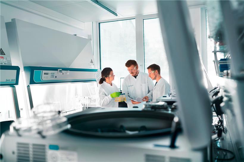 Mitarbeiter des Biotechnologie-Unternehmens Biontech im Labor in Mainz
