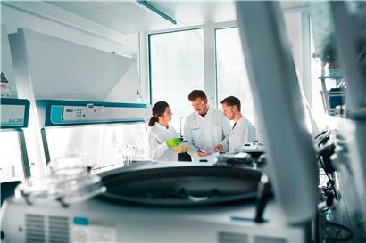 Mitarbeiter des Biotechnologie-Unternehmens Biontech im Labor in Mainz
