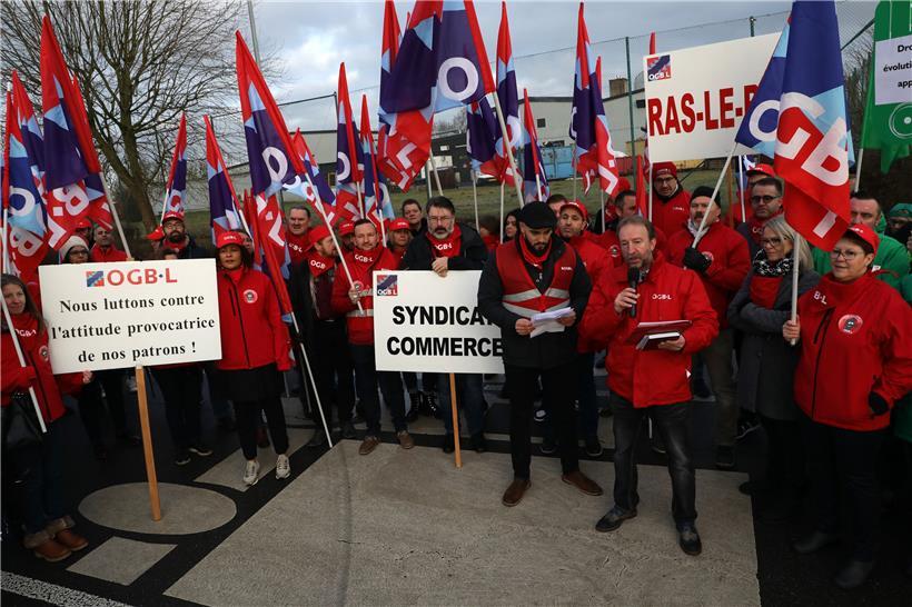 Mitarbeiter des Cactus und Gewerkschafter veranstalten am  20. Januar 2020 ein Protestpiquet, um Druck auf die Direktion der Handelskette auszuüben.
