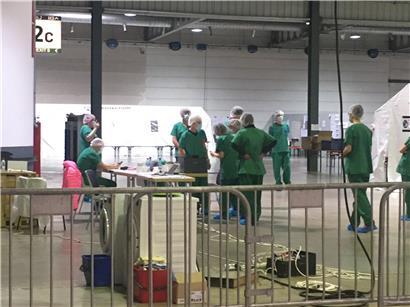 Mitarbeiter des Krisenstabes im „Centre de soins avancés“ auf dem Gelände der Luxexpo The Box. Darunter sind viele Freiwillige.  
