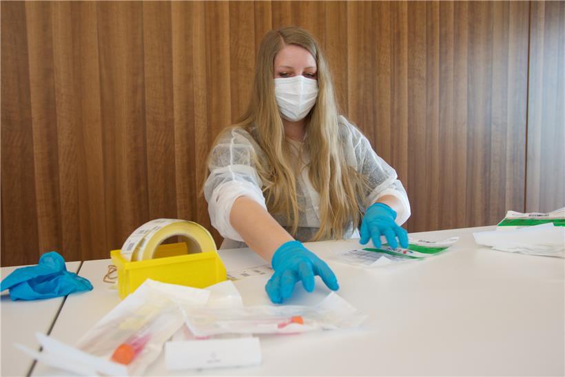 Mitarbeiter des LNS hantieren mit den Testkits