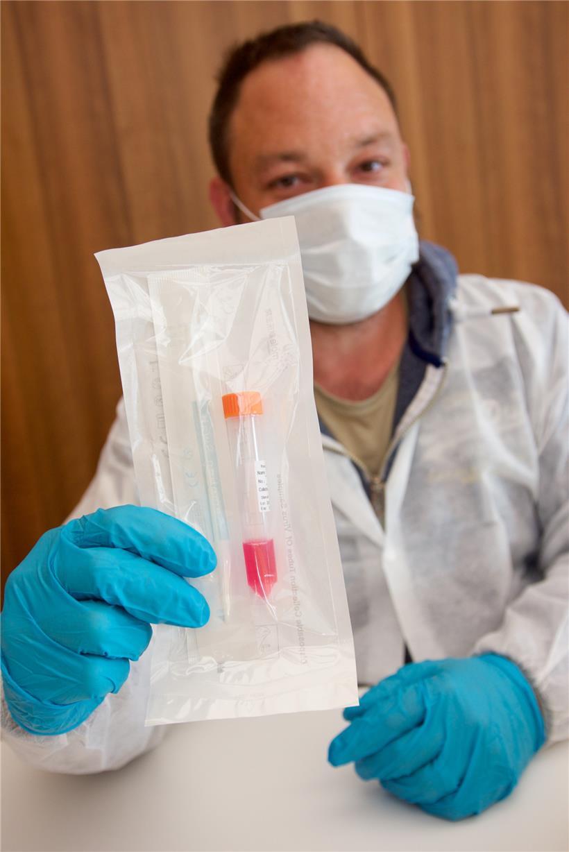 Mitarbeiter des LNS präsentieren Testkits