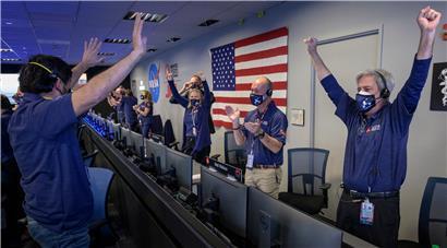 Mitarbeiter des Perseverance-Rover-Teams der NASA jubeln in der Missionskontrolle, nachdem sie die Bestätigung erhalten haben, dass das Raumfahrzeug erfolgreich auf dem Mars gelandet ist
