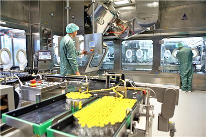 Mitarbeiter des Pharmaunternehmens IDT Biologika arbeiten in der Produktion von Impfstoffen
