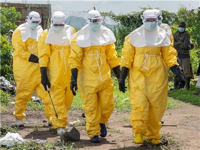 Mitarbeiter des Roten Kreuzes in Schutzanzügen beim Abtransport von Ebola-Leichen im Gesundheitszentrum Rwampara, Kongo.
