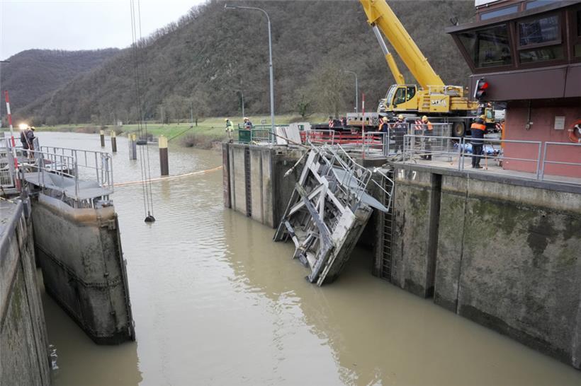 Mitarbeiter des Wasser-und Schifffahrtsamtes haben begonnen, die Schleuse in Müden zu reparieren
