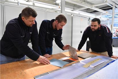 Mitarbeiter in der Produktion von Bodenbelägen im Tarkett-Werk in Wiltz
