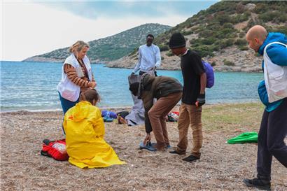 Mitarbeiter von Ärzte ohne Grenzen kümmern sich um Flüchtlinge, die vor einigen Tagen im Süden der griechischen Insel Lesbos angekommen sind
