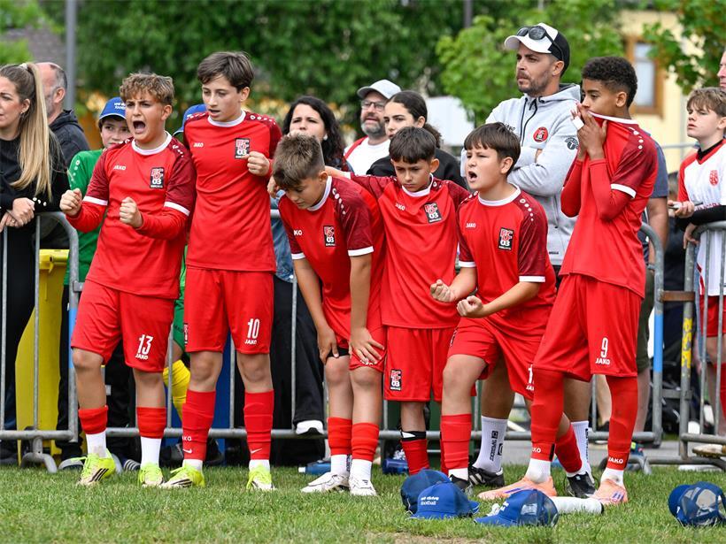 Junge Fußballspieler vom FC Déifferdeng 03 jubeln leidenschaftlich beim Nachwuchsspiel auf dem Spielfeld
