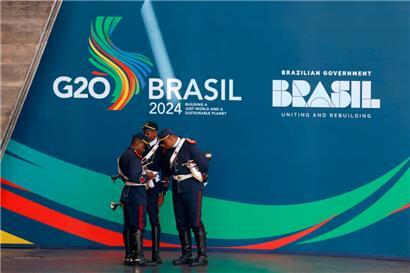 Mitglieder der Ehrengarde überprüfen ein Telefon vor der Ankunft der Delegierten am ersten Tag des G20-Gipfels in Rio de Janeiro
