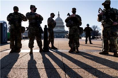 Mitglieder der Nationalgarde von Michigan und der Kapitol-Polizei stehen vor dem US-Kapitol
