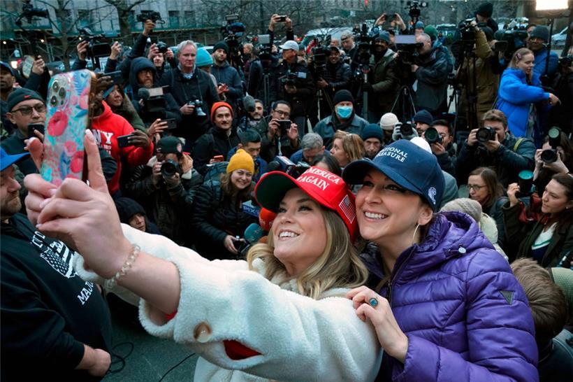 Mitglieder der New York Young Republicans und der Long Island Loud Majority halten eine Kundgebung für den ehemaligen US-Präsidenten Donald Trump ab
