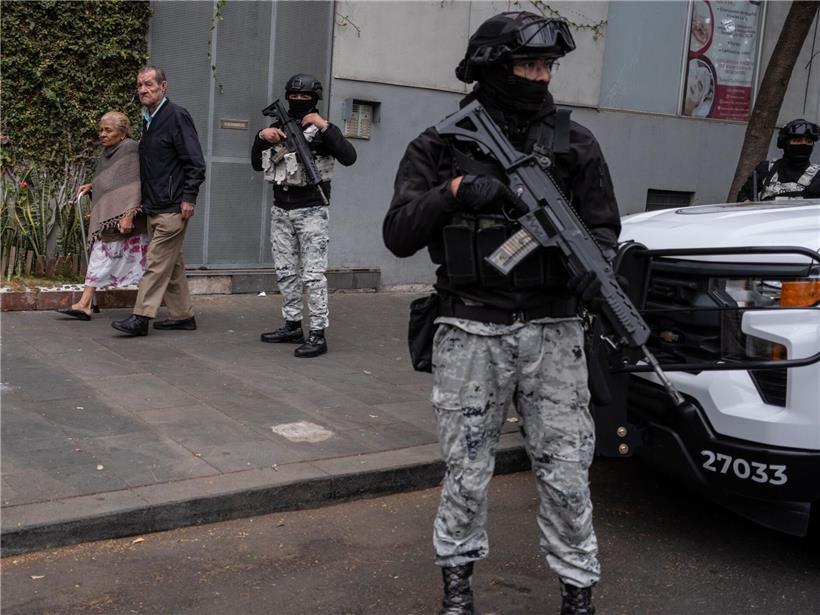 Spezialeinheiten der Nationalgarde bewachen forensischen Krankenwagen mit möglichen sterblichen Überresten von El Mencho bei Überführung