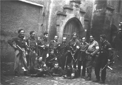 Mitglieder der Viandener Miliz vor der Trinitarierkirche 
