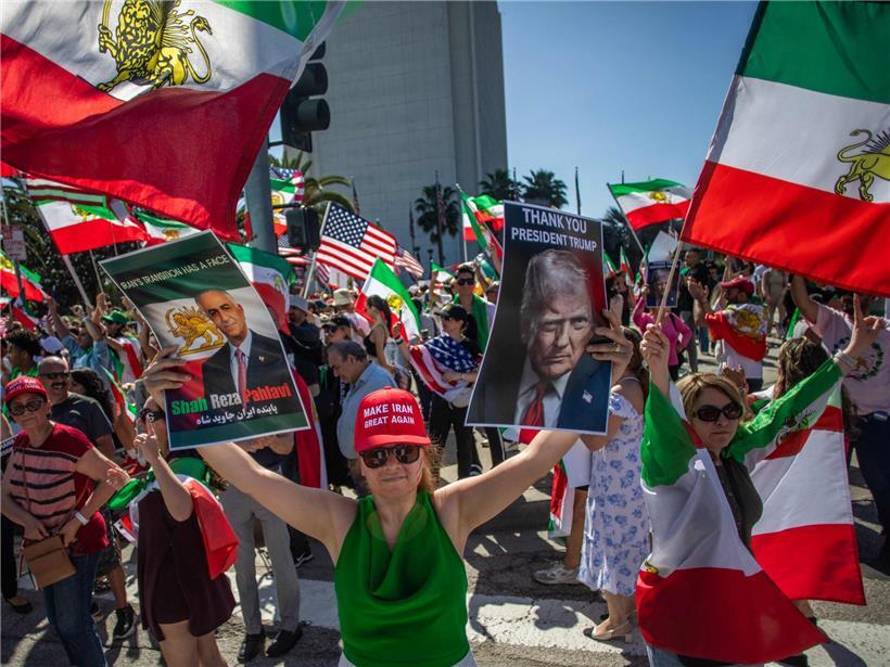 Demonstrierende iranische Gemeinschaft protestiert gegen USA- und Israel-Angriffe auf den Iran, politische Kundgebung draußen